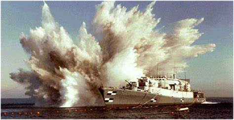 1942年，英軍艦準備擊沉德軍艦，突然發射的魚雷拐回來了