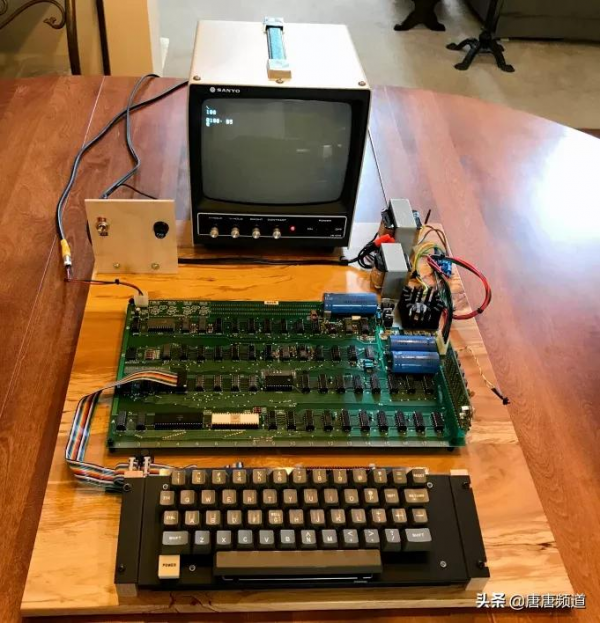 今日科技熱點:因為有蘋果標,這木製電腦一臺要320萬 今日科技熱點:因為有蘋果標,這木製電腦一臺要320萬