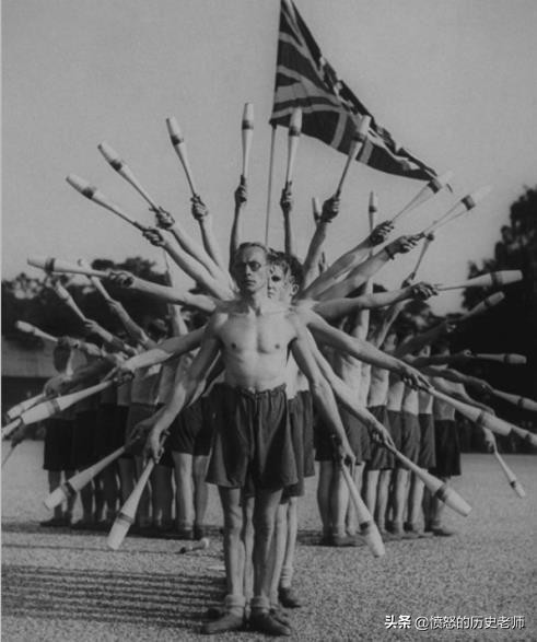 珍貴老照片：登基的希特勒、表演千手觀音計程車兵、一拳ko的阿里
