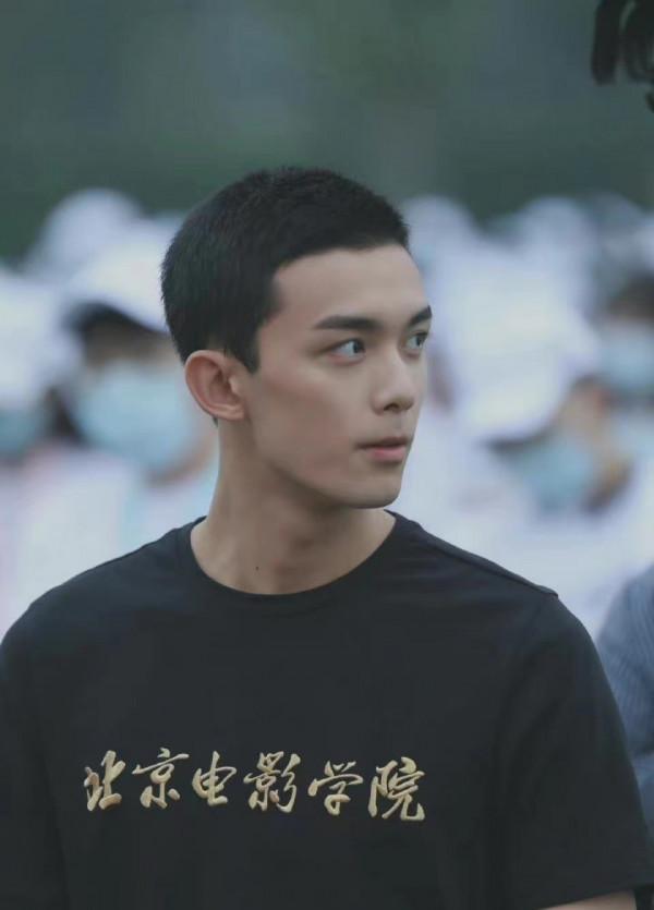 北影開學儀式好隆重！吳磊丁程鑫兩大頂流亮相，穿T恤吳磊更爺們