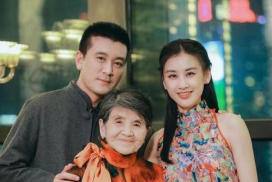 黃聖依婆婆回村排場大，坐豪車被後輩稱太太，老屋破舊不堪全是土