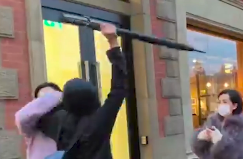 十幾名暴徒圍攻90後中國女生！中國大使館怒了，喊話英國趕緊抓人