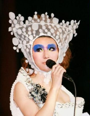 鳥窩、縫紉機、鋼絲球，女明星奇奇怪怪的髮型，笑得捂不住嘴