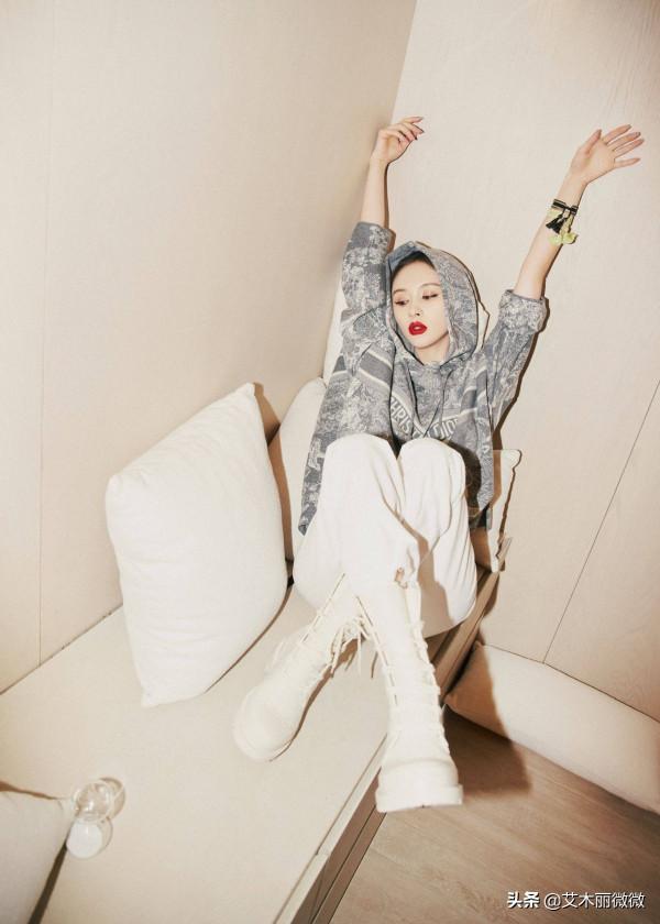 王子文太會穿了吧,穿白西裝配齊肩直髮好霸氣,159穿出180的氣場 王子文太會穿了吧,穿白西裝配齊肩直髮好霸氣,159穿出180的氣場