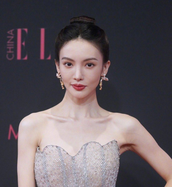 放大看ELLE紅毯：造型師下線，唐嫣髮型顯厚重，楊冪妝容太顯老