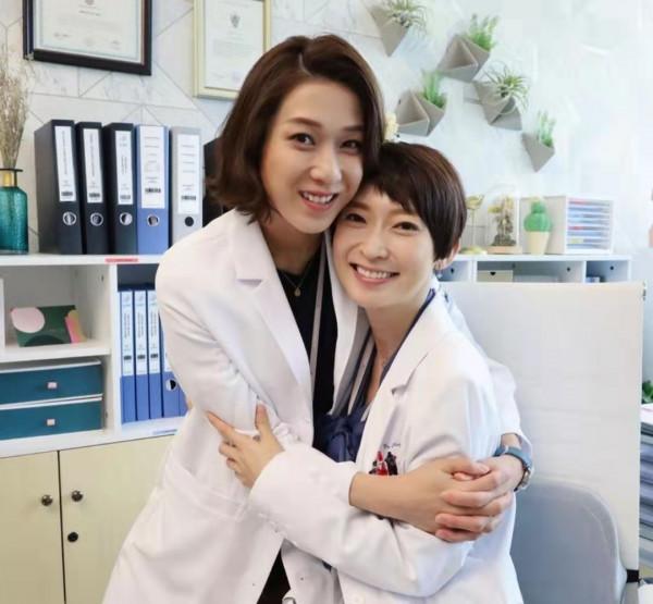 有心思！TVB《星空下的仁醫》海報曝光，演員真實童年照暗藏其中