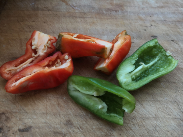 秋後的辣椒吃不完別浪費，做成蒜蓉辣醬很簡單，放上一年都不壞