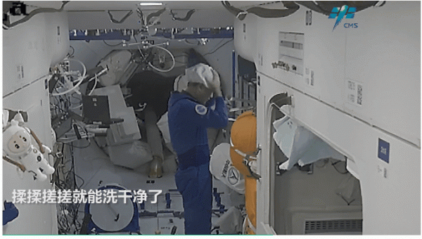 太空洗頭→搓搓搓搓……網友：被翟志剛“種草”了