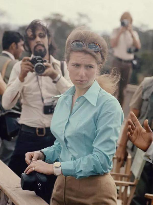 查爾斯也有柔情的一面:4歲託著妹妹爬窗戶,70歲還幫她整理帽子 查爾斯也有柔情的一面:4歲託著妹妹爬窗戶,70歲還幫她整理帽子