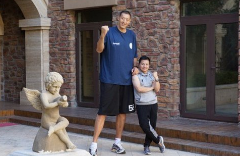 中國巨人,身高2.36米獲世界紀錄,娶1.9米的妻子,現狀如何? 中國巨人,身高2.36米獲世界紀錄,娶1.9米的妻子,現狀如何?