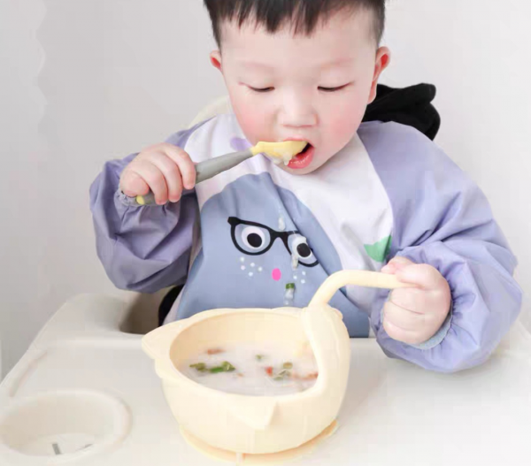 娃吃一頓飯能把自己弄多髒？寶寶學吃飯，寶媽能省事的方法在這裡