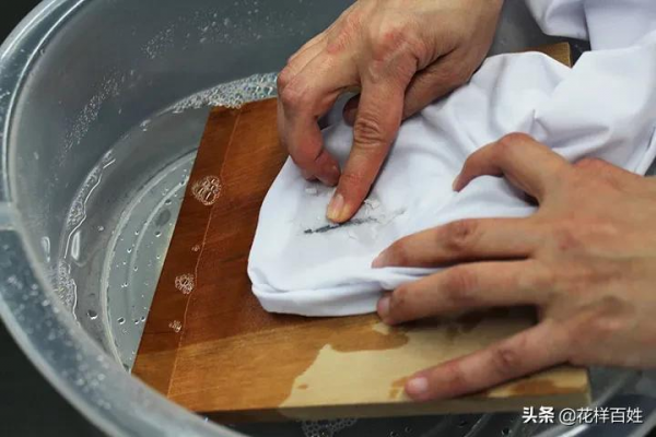 新衣服買回來後,為什麼要先洗一下再穿? 新衣服買回來後,為什麼要先洗一下再穿?