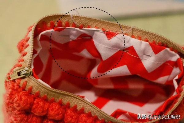 舊衣褲的拉鍊剪下來後，用鉤針戳一圈就有無數的收納