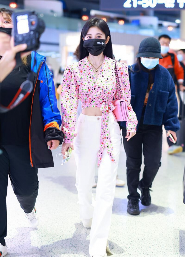 小瀋陽女兒真長大了，身高趕上媽媽沈春陽，穿得休閒清新挺時髦