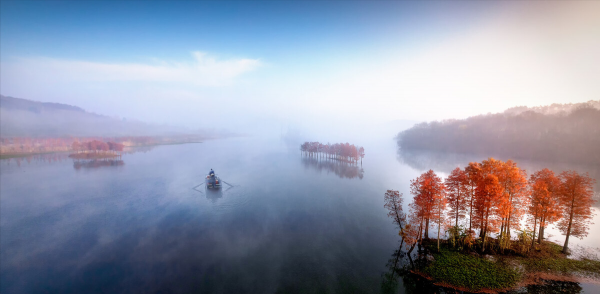 秋深夢斷魂縈繞，雪滿寒冬路漫長。立冬漫吟