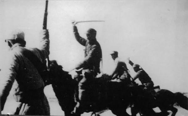 獨臂賀炳炎率部大破馬家軍騎兵旅,匪旅長舉獨臂投降:另一隻斷了 獨臂賀炳炎率部大破馬家軍騎兵旅,匪旅長舉獨臂投降:另一隻斷了