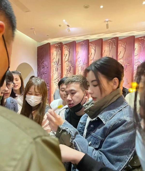 張柏芝近照顏值真的太爆表!穿羽絨馬甲拍照,大秀側臉“美人骨” 張柏芝近照顏值真的太爆表!穿羽絨馬甲拍照,大秀側臉“美人骨”