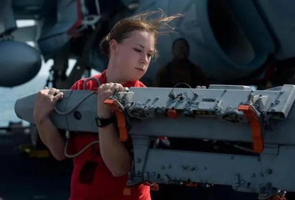 美航母出海為何要帶600名女兵？少一個都不行，專家給出合理解釋
