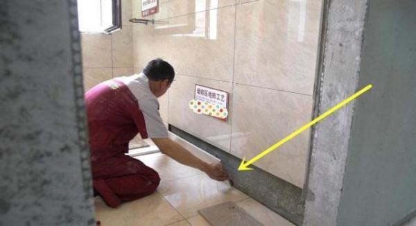 衛生間貼瓷磚時，我說要“牆磚留空一排”，師傅一聽：遇到行家了