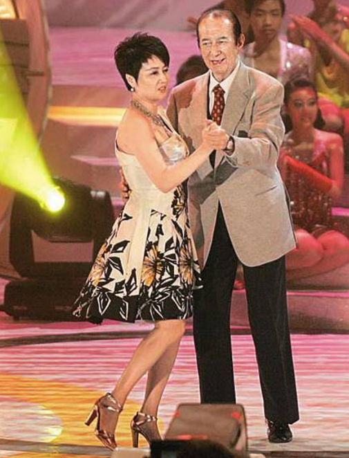 1986年，靠跳舞撩到賭王，何鴻燊去世後，梁安琪為何會是最大贏家