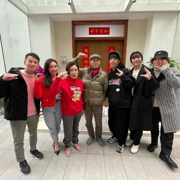 汪明荃羅家英獲後輩拜年 熱鬧滿屋