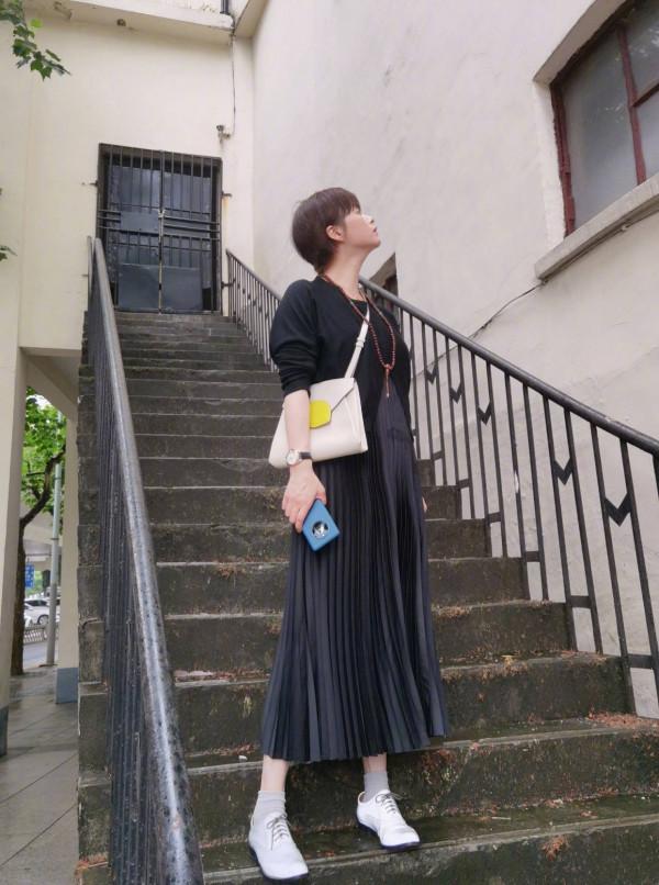 被蔣欣長髮造型美到了！印花夾克配短褲下衣失蹤，模樣清純又甜美