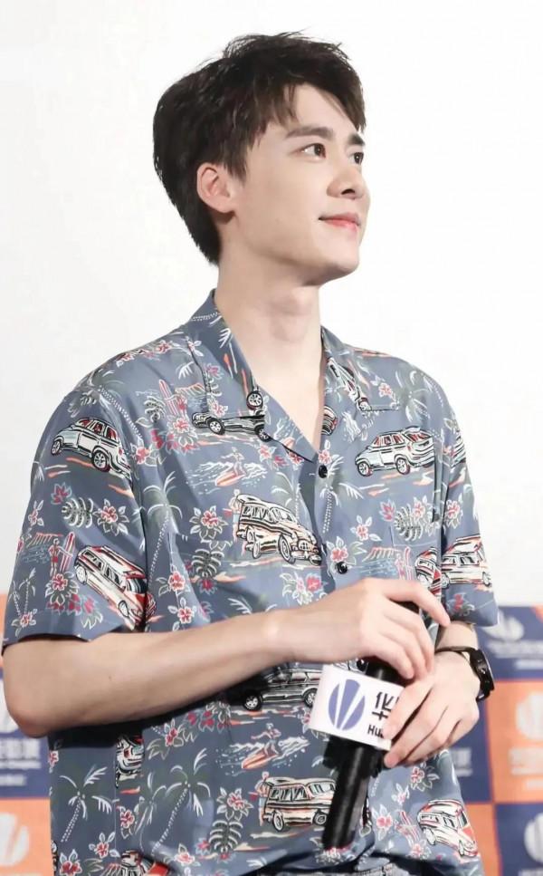 頂級男神李易峰，簡直帥成一道光