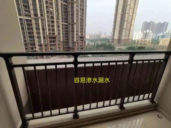 收房時在陽臺伸頭往外看，才發現腰線離我家30公分，擋光又擋視野