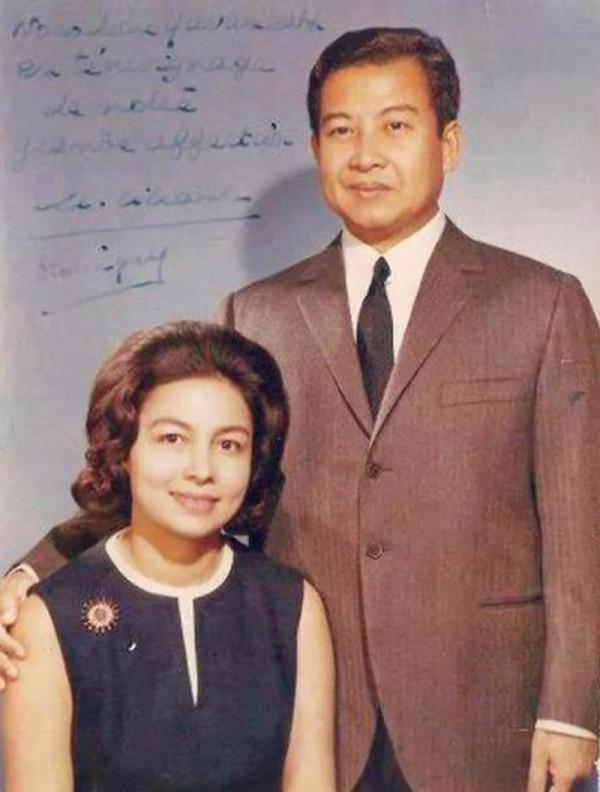 為什麼西哈莫尼國王比帥氣的拉瑪十世還英俊?你看看他生母是誰 為什麼西哈莫尼國王比帥氣的拉瑪十世還英俊?你看看他生母是誰