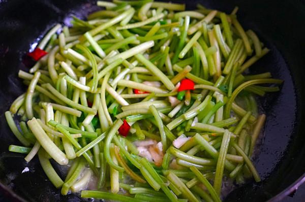 秋天碰上這菜我從不手軟，2塊錢1斤，營養又爽脆下飯，給肉都不換