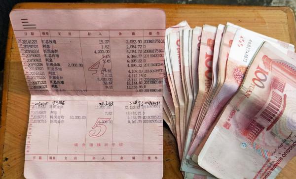 存30萬在銀行“吃利息”,和每月2千塊的退休金,選哪個更划算? 存30萬在銀行“吃利息”,和每月2千塊的退休金,選哪個更划算?