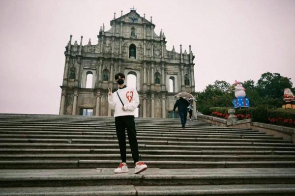 任嘉倫街頭隨拍，白色毛衣搭配黑色襯衣，清爽帥氣，滿滿男友風