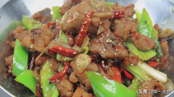 飯店的乾鍋雞又香又酥，咱自己在家做，用料簡單味道足，真解饞