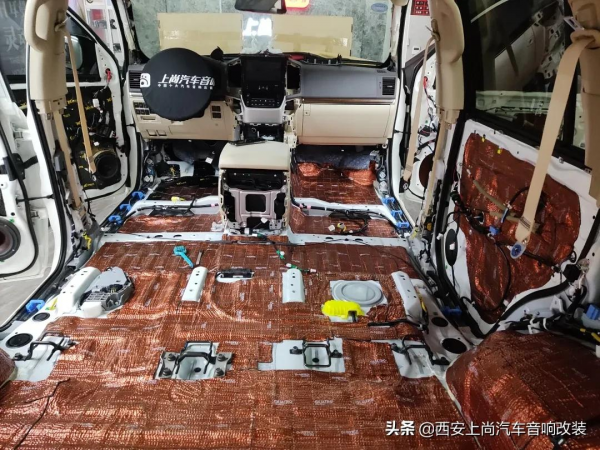 越野硬漢搭配HIFI立體環繞聲讓人意猶未盡，酷路澤升級德國RS音響