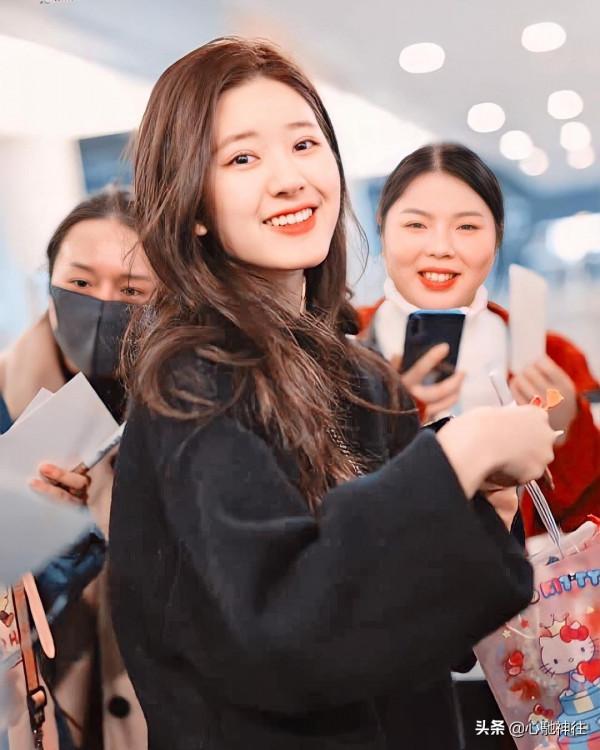 甜系女孩趙露思身穿黑色毛衣，慵懶風滿滿，溫柔可人