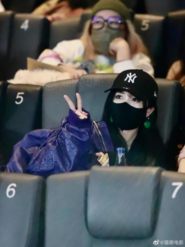 楊冪現身《平原上的火焰》主創親友觀友場,口罩也遮不住她的美 楊冪現身《平原上的火焰》主創親友觀友場,口罩也遮不住她的美