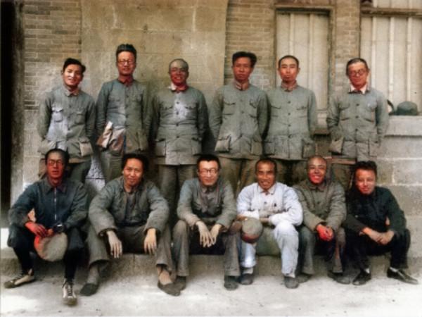 毛主席率200人撤退，敵人追至不足一里地，毛主席：做好最壞準備