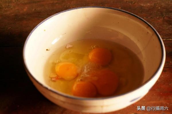 河南大爺養1頭騾子種30畝地，能吃能幹，午飯吃4個雞蛋2碗麵