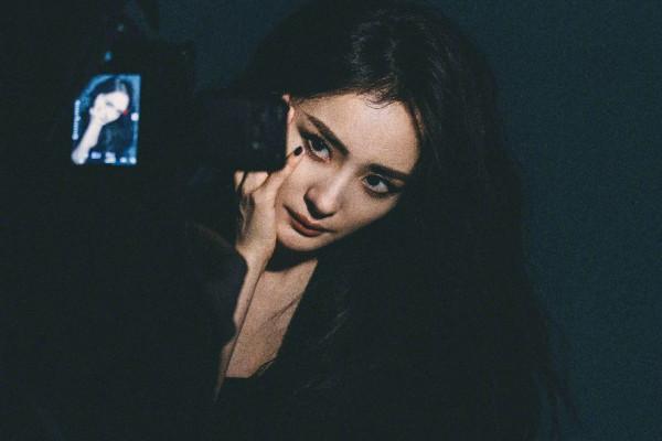 楊冪虎年煙燻妝大片