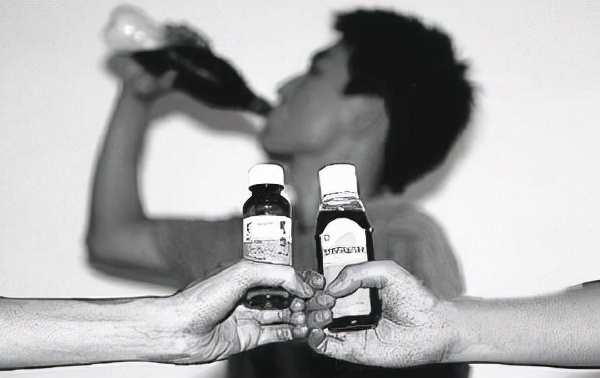 一小夥喝止咳糖漿上癮,三年花費百萬,後來切下手指,結果如何? 一小夥喝止咳糖漿上癮,三年花費百萬,後來切下手指,結果如何?