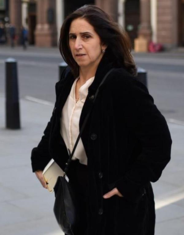 英國首相夫人：擠走高顏值前妻，戴鴿子蛋大鑽戒，齙牙妹憑什麼