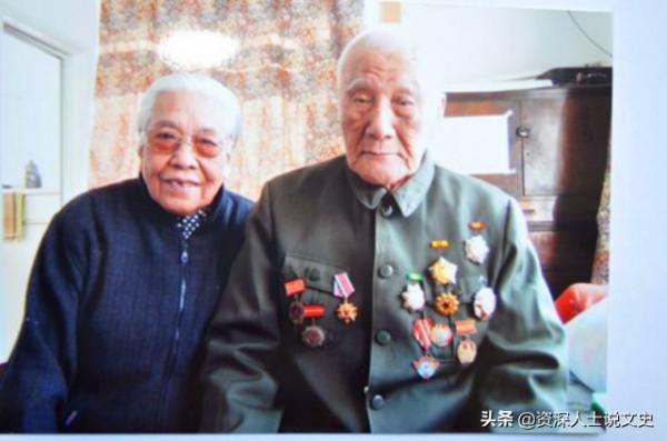 1940年毛主席踏入食堂，特務掄起木棒向其砸去，警衛擋了致命一擊