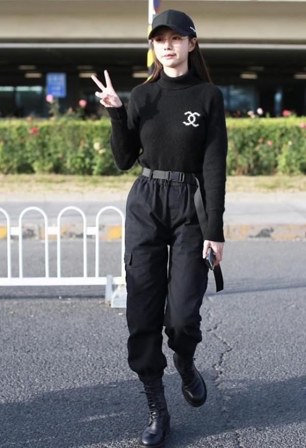 沈夢辰雖然長得挺甜，但穿著一身黑照樣帥氣得很，工裝褲真顯腿長