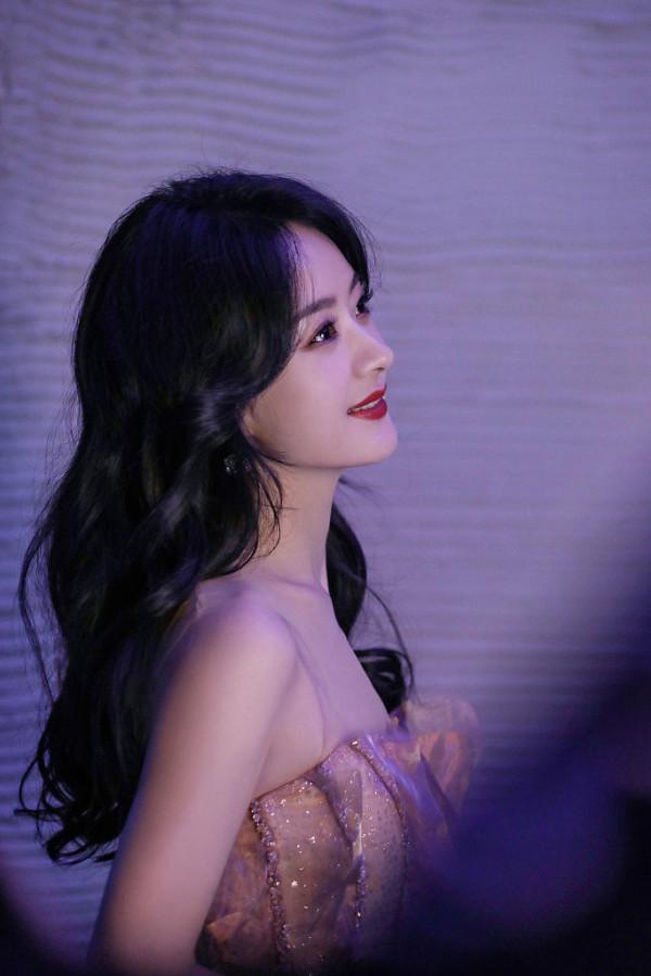 趙麗穎釋出溫柔光影大片 明眸閃耀似點點星光