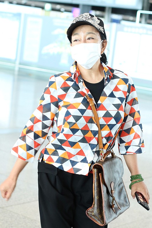 這個顯年輕的技巧不學可惜了,只要簡單的圖案,上衣變得好減齡 這個顯年輕的技巧不學可惜了,只要簡單的圖案,上衣變得好減齡