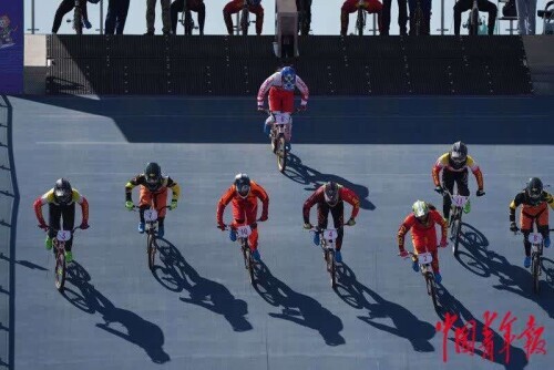 小輪車競速賽決出男女冠軍 上屆男子組冠軍李曉剛決賽摔車憾失獎牌 小輪車競速賽決出男女冠軍 上屆男子組冠軍李曉剛決賽摔車憾失獎牌