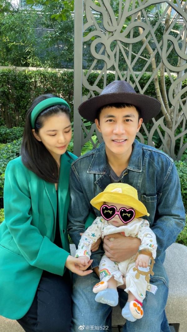 王燦曬全家福慶中秋,杜淳懷抱5個月大女兒,一臉慈父笑好幸福 王燦曬全家福慶中秋,杜淳懷抱5個月大女兒,一臉慈父笑好幸福