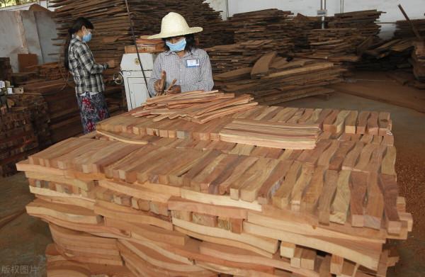 國標紅木有那麼多種材質，購買紅木傢俱時該如何選擇！記住這五點