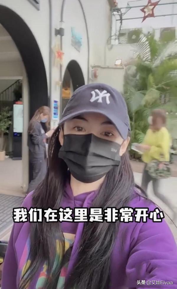 張柏芝真孝順!穿紫薯色衛衣罕見帶爸爸吃火鍋,老父親光頭太搶鏡 張柏芝真孝順!穿紫薯色衛衣罕見帶爸爸吃火鍋,老父親光頭太搶鏡