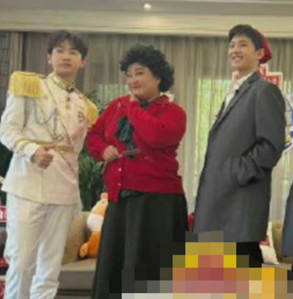 宋小寶再現經典角色！插兜咧嘴笑到眼睛眯成線，一旁賈玲身材圓潤